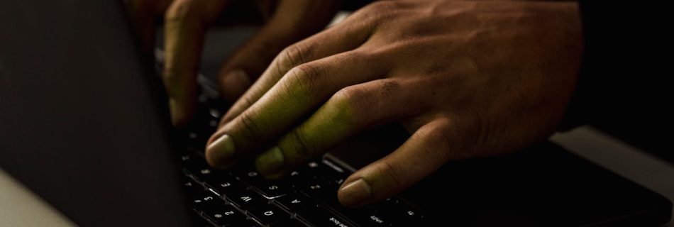 Des mains sur un clavier de pc portable